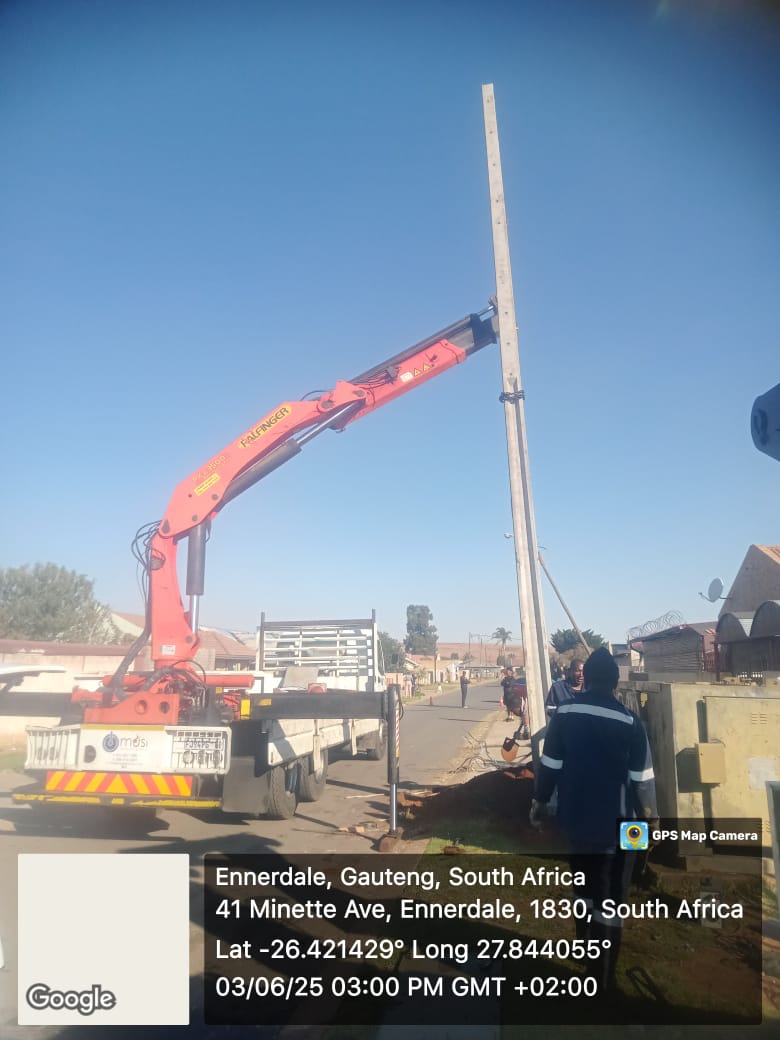 Distribution pole erect — Ennerdale