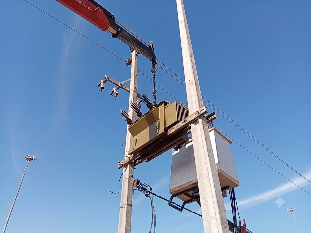 Pole-mounted transformer crane lift