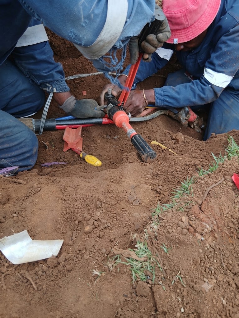MV cable jointing crew in trench