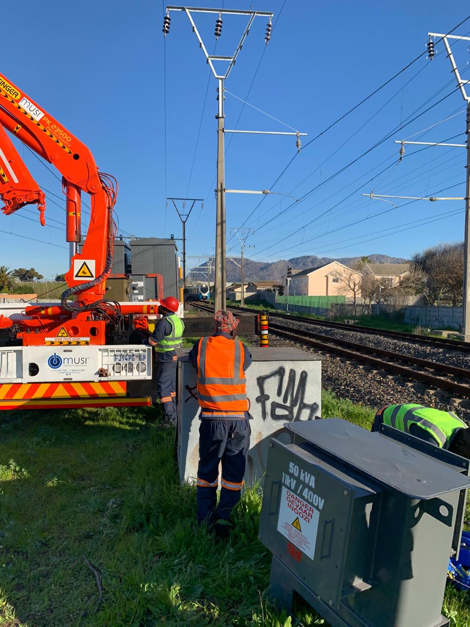 Track-side kiosk crane-in